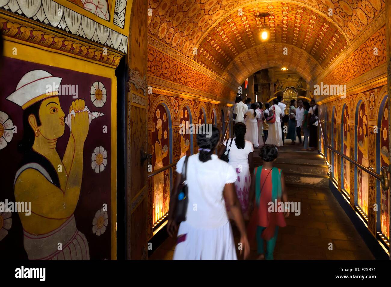 Sri Lanka, centro provincia, Kandy, tempio del Dente del Buddha (Sri Dalada Maligawa), ingresso sala decorata con motivi floreali e persone portando offerte Foto Stock