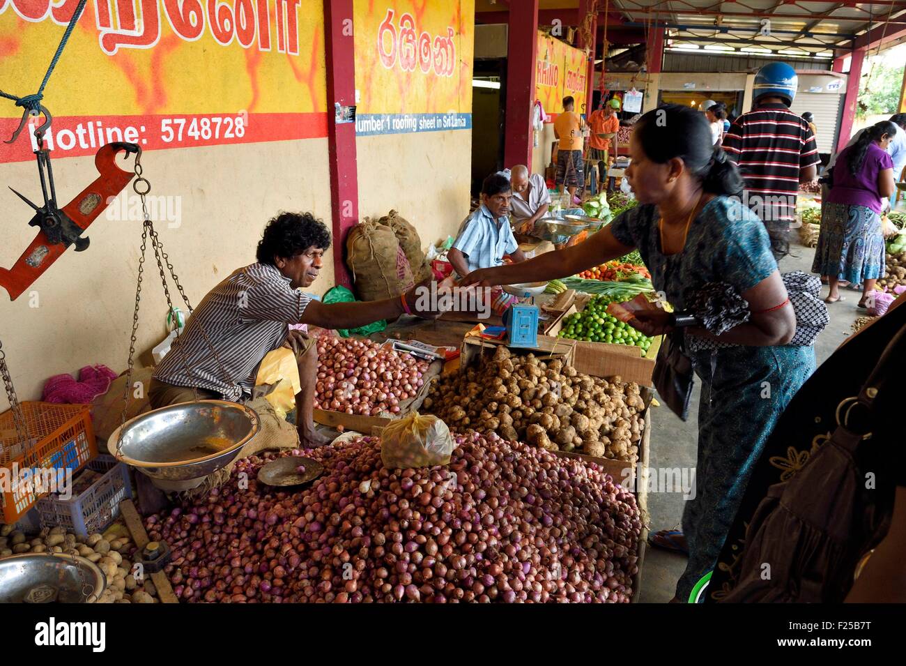 Sri Lanka, Provincia Orientale, Trincomalee, il mercato coperto, vendita di verdure Foto Stock