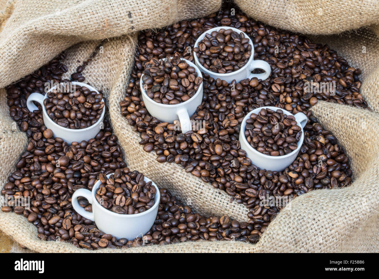 Tazze piene di chicchi di caffè Foto Stock
