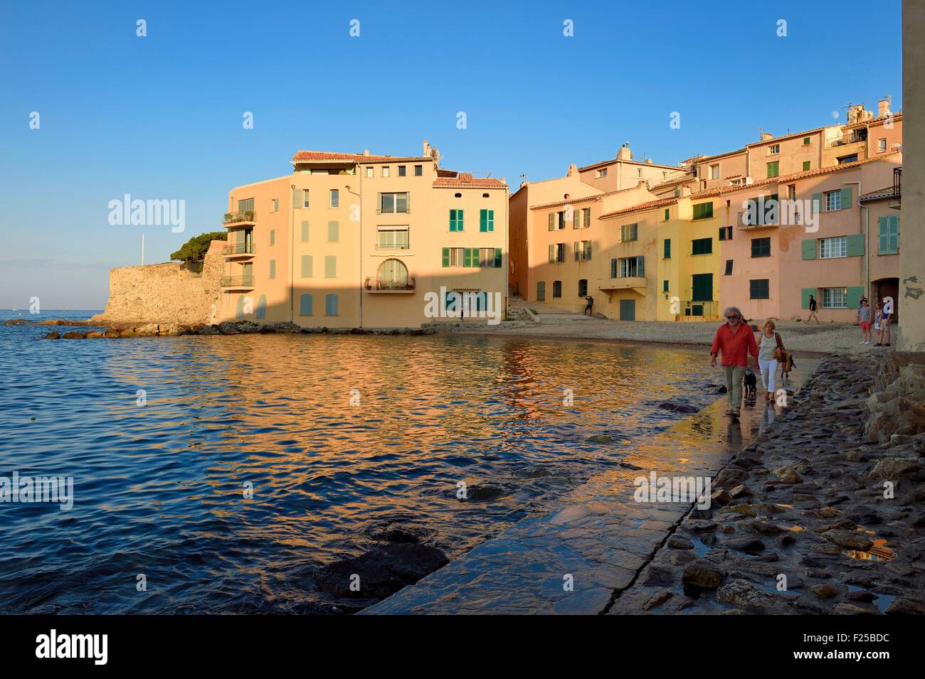 Francia, Var, Saint-Tropez, Plage de la spiaggia Glaye e la Vieille Tour del XV secolo Foto Stock