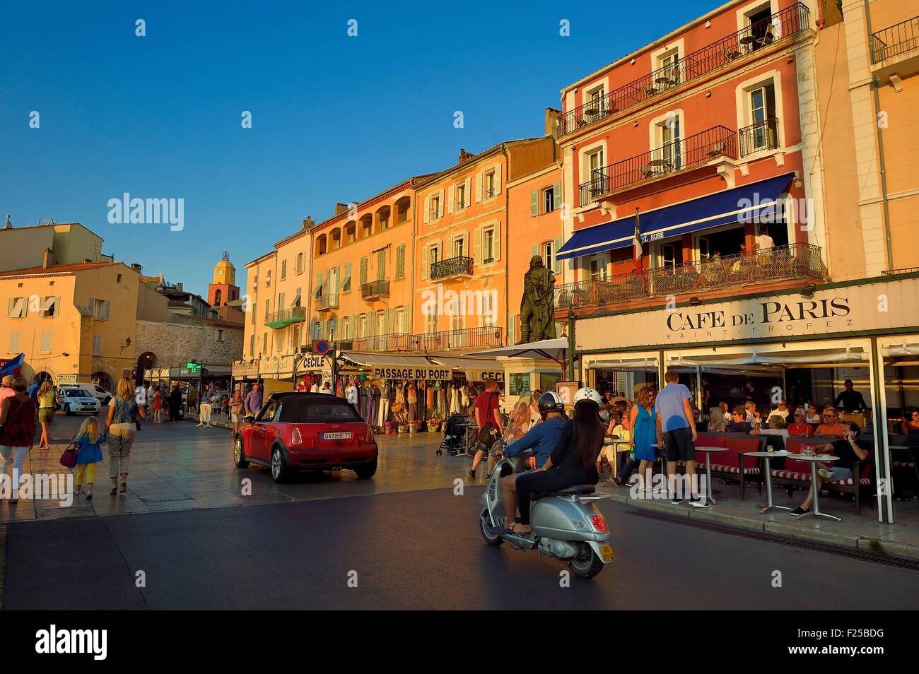 Francia, Var, Saint-Tropez, terrazza del Cafe de Paris situato sulla banchina Suffren Foto Stock