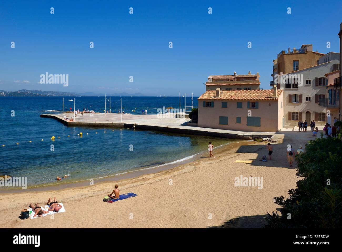 Francia, Var, Saint-Tropez, Plage de la Ponche spiaggia dove sono costruite le alte case con facciata di colore ocra, giallo o arancio Foto Stock