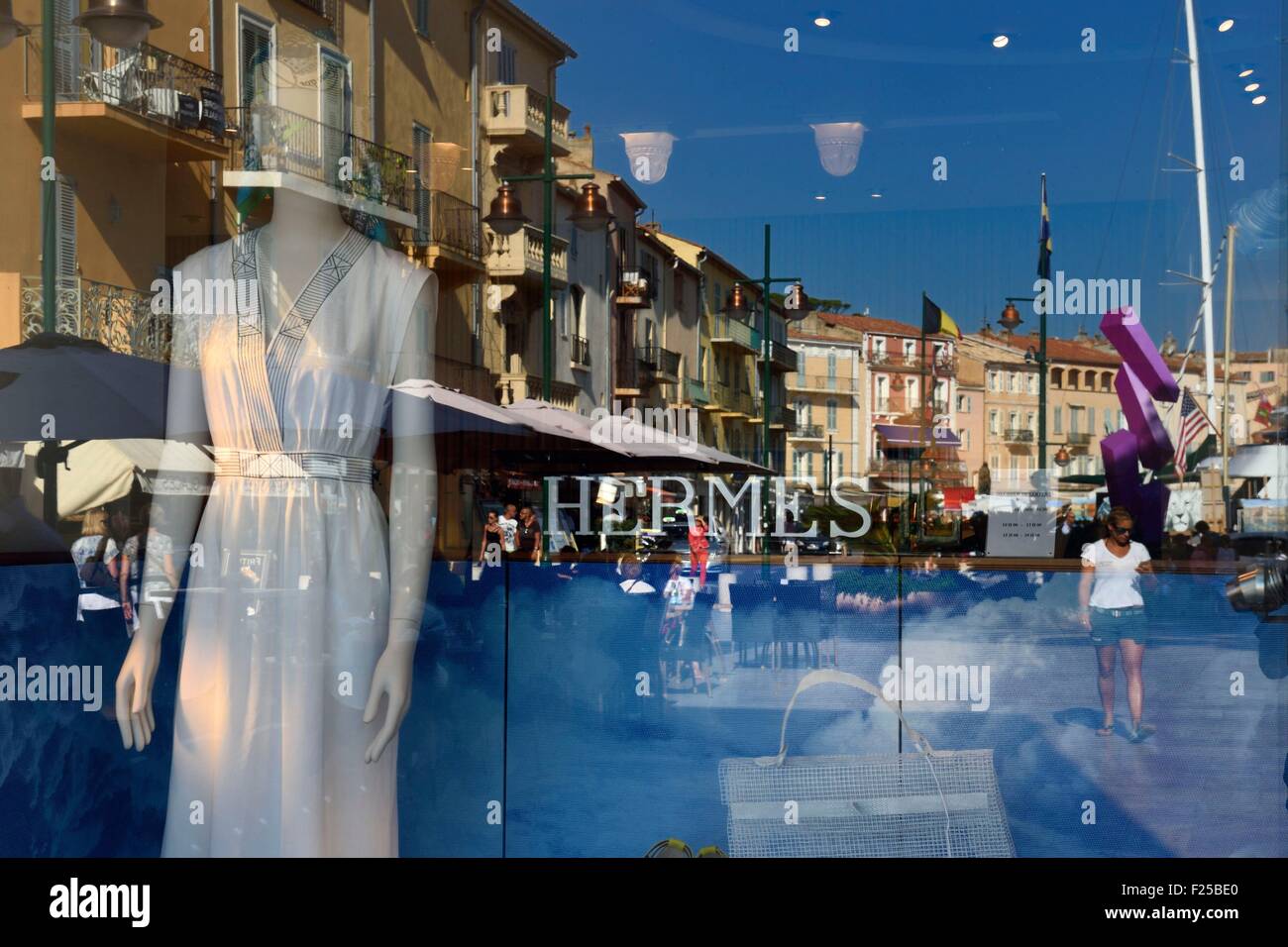 Francia, Var, Saint-Tropez, riflessione delle case di porta nella finestra di Hermes shop Foto Stock