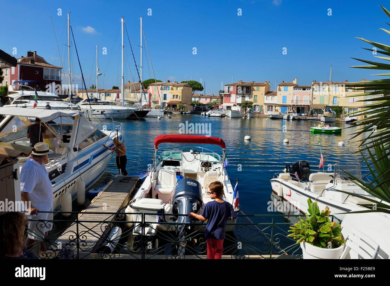 Francia, Var, golfo di St Tropez, il Port Grimaud cittadina sul mare, sul retro della casa di Jean-Claude Filhastre, un pioniere di residenti di Port-Grimaud Foto Stock