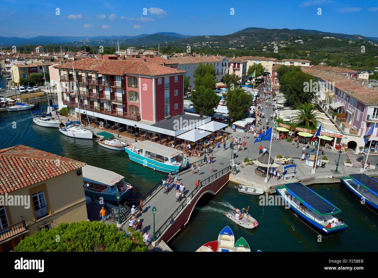 Francia, Var, golfo di St Tropez, il Port Grimaud cittadina sul mare, la piazza del mercato e il vecchio villaggio di Grimaud sullo sfondo a sinistra Foto Stock