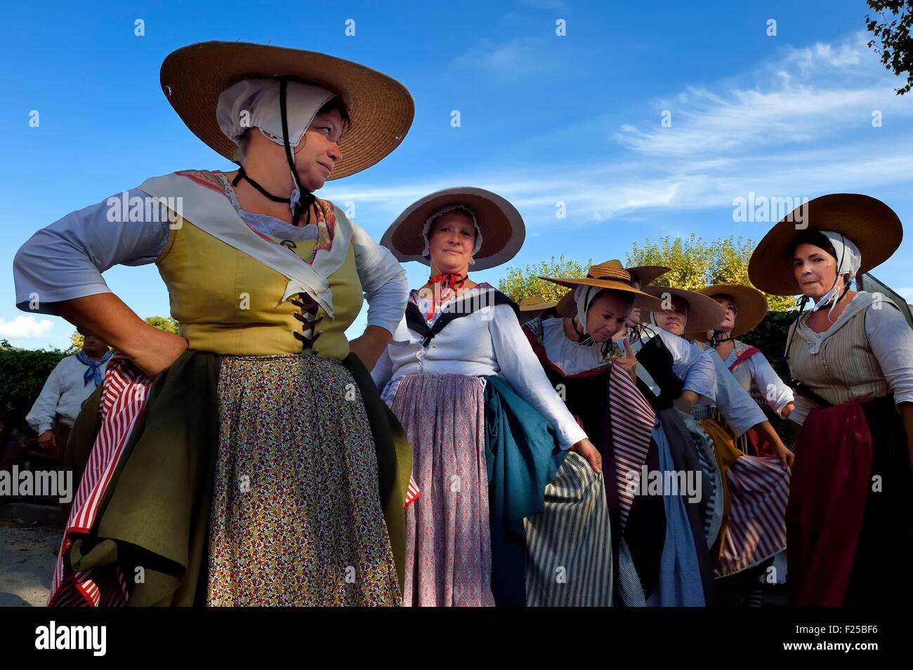 Francia, Var, Massif des Maures, CollobriΦres, gruppo di tradizionale provenzale ballerini e musicisti al festival di castagno Foto Stock