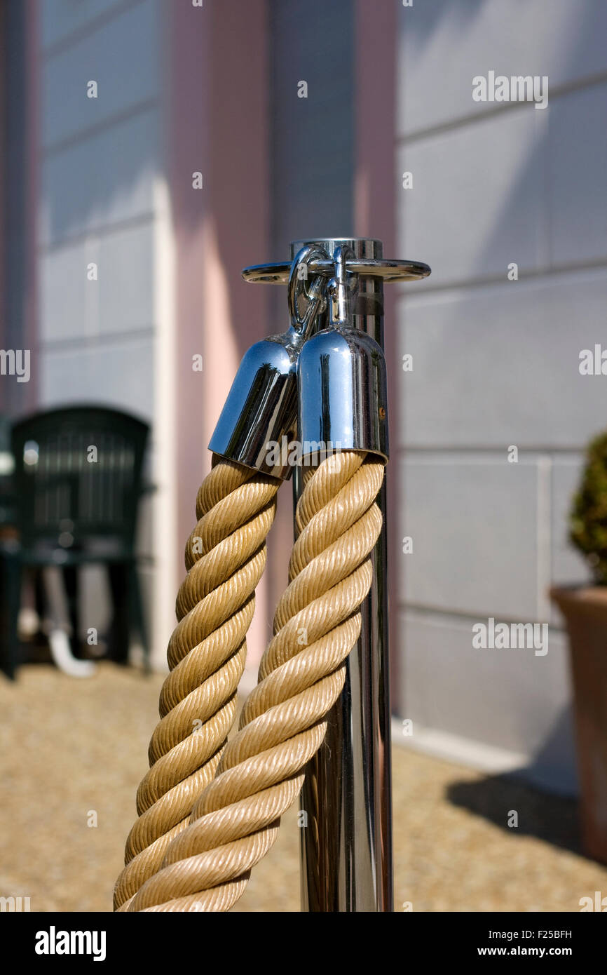 Foto di acciaio bollard con cavo di alimentazione Foto Stock