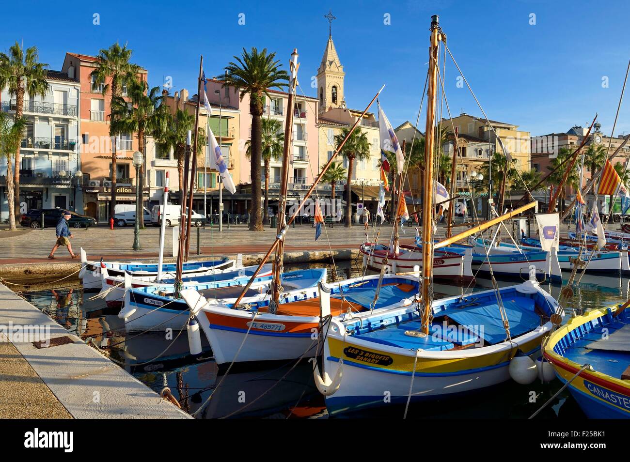 Francia, Var, Sanary-sur-Mer, tradizionali barche da pesca chiamato pointus nel porto e St. Nazaire Chiesa Foto Stock