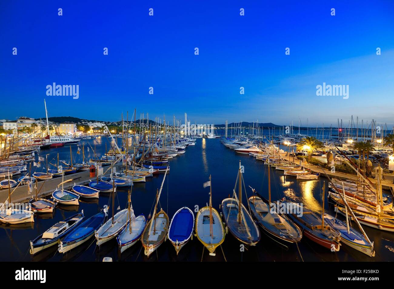Francia, Var, Sanary-sur-Mer, tradizionali barche da pesca chiamato pointus nel porto Foto Stock
