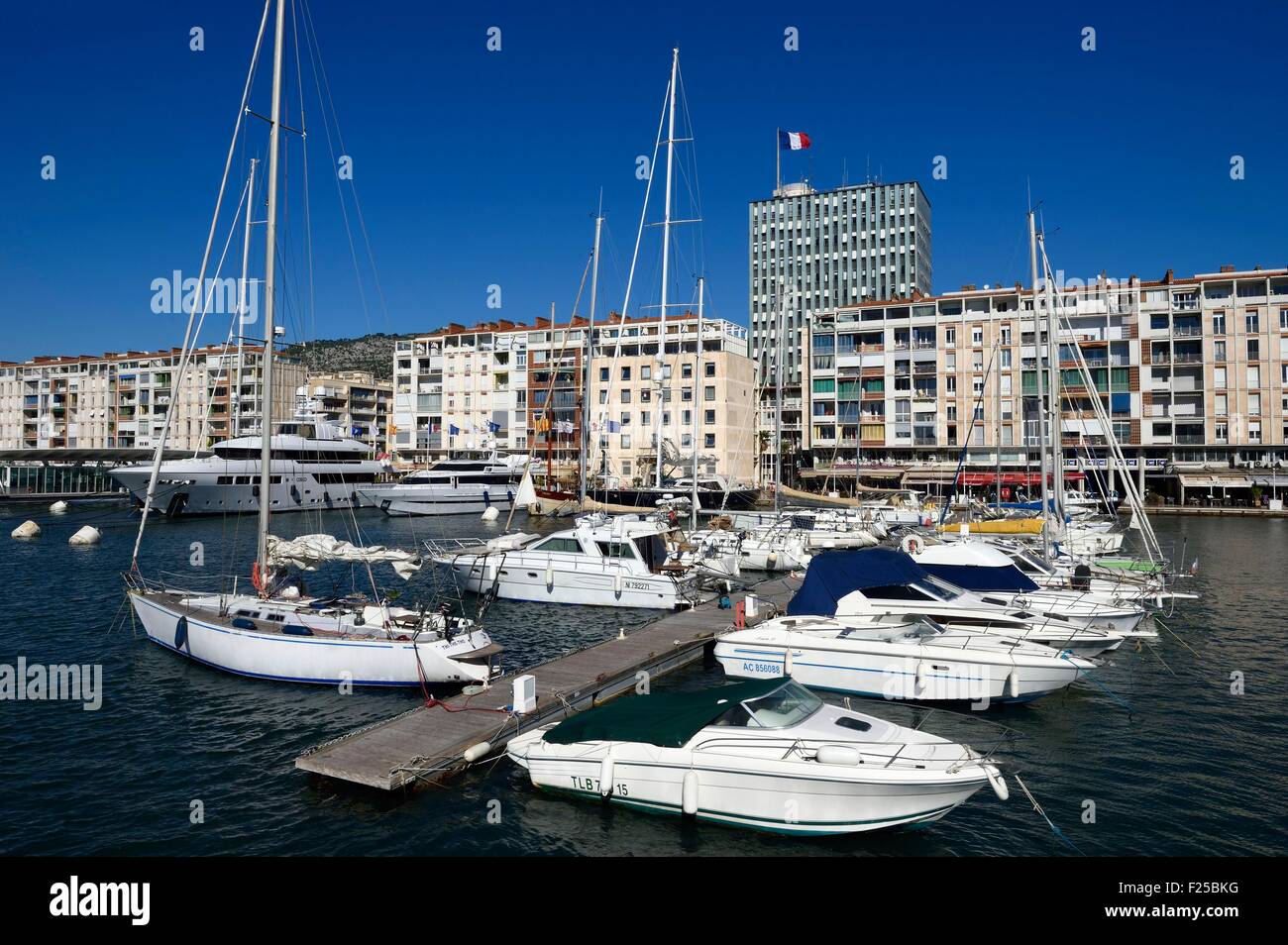 Francia, Var, Tolone, il porto, blocchi di appartamenti progettati da De Mailly dopo il bombardamento del 1944 Foto Stock