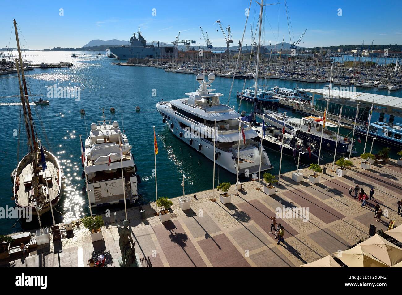 Francia, Var, Tolone, quai Kronstadt, il Genio della statua di navigazione che dà sul porto Foto Stock