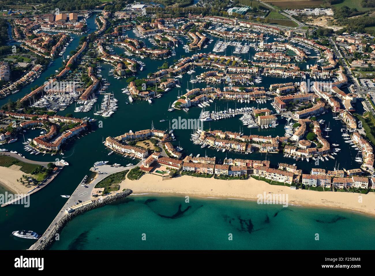 Francia, Var, golfo di St Tropez, Port Grimaud cittadina sul mare (vista aerea) Foto Stock