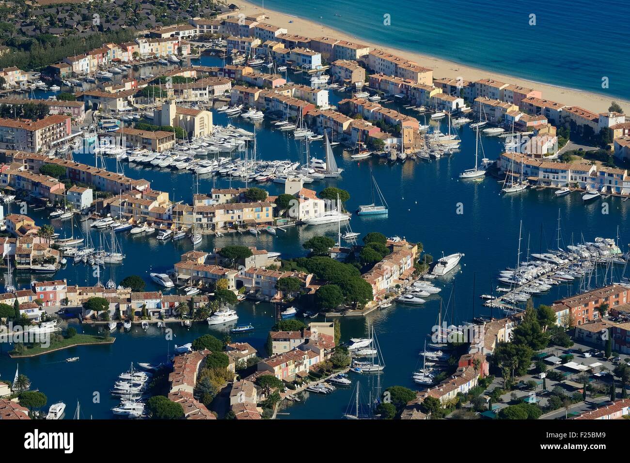 Francia, Var, golfo di St Tropez, Port Grimaud cittadina sul mare (vista aerea) Foto Stock