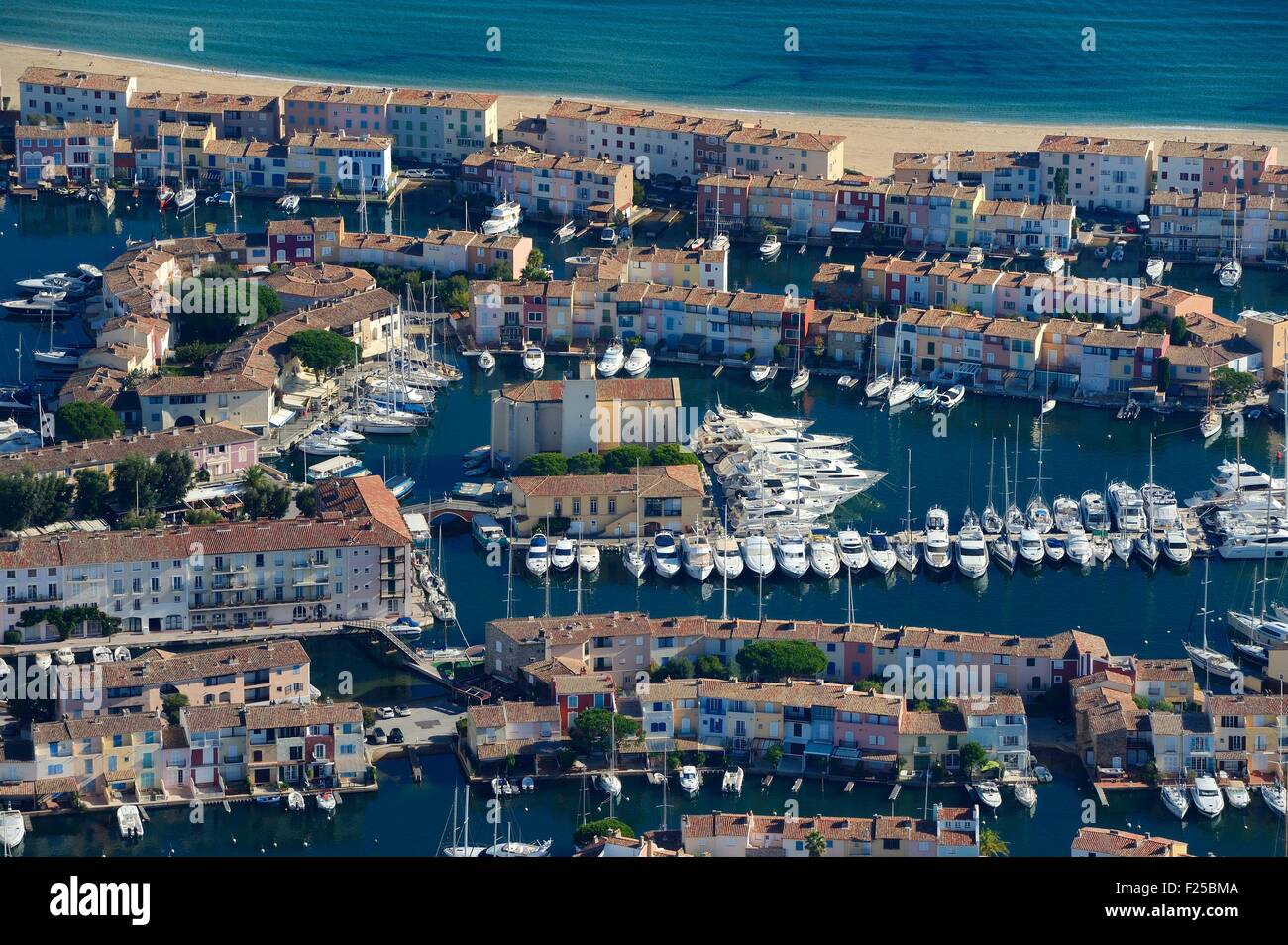 Francia, Var, golfo di St Tropez, Port Grimaud cittadina sul mare (vista aerea) Foto Stock