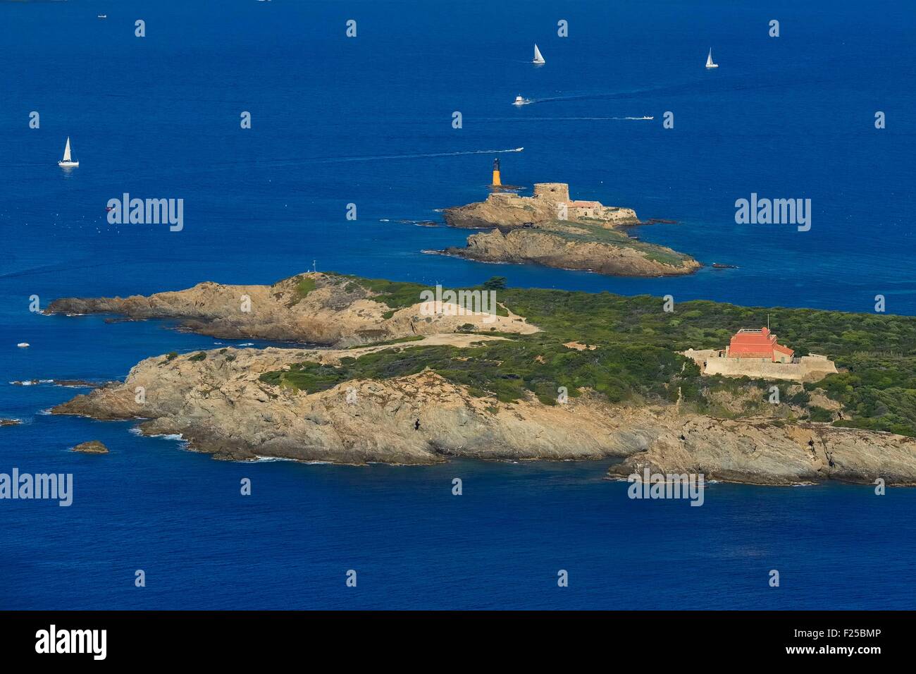 Francia, Var, Iles d'Hyeres, il Parc National de Port Cros (Parco Nazionale di Port Cros), isola di Porquerolles, il Grand Langoustier Fort a destra in primo piano e il Petit Langoustier Fort in background (vista aerea) Foto Stock