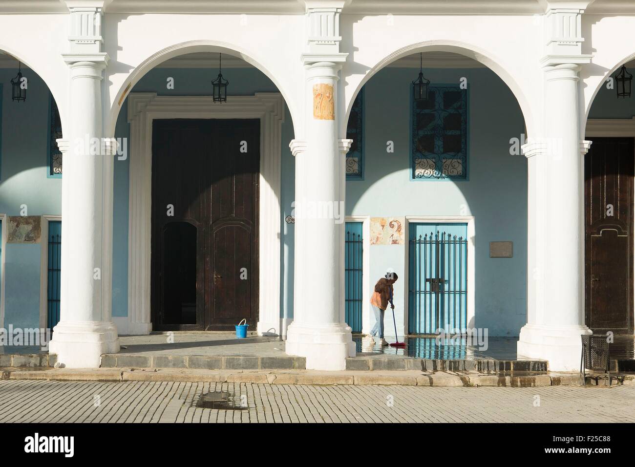 Cuba, Ciudad de la Habana Province, La Havana, La Habana Vieja district elencati come patrimonio mondiale dall' UNESCO, donna sotto le arcate del Plaza Vieja (la piazza vecchia) Foto Stock