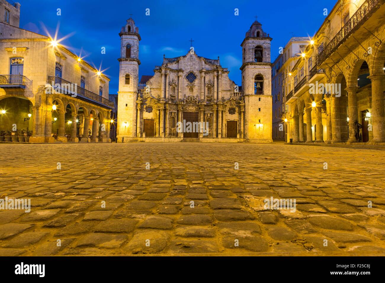 Cuba, Ciudad de la Habana Province, La Havana, La Habana Vieja district elencati come patrimonio mondiale, la piazza della cattedrale e la Catedral de la Virgen Maria de la Immaculada Concepcion Foto Stock