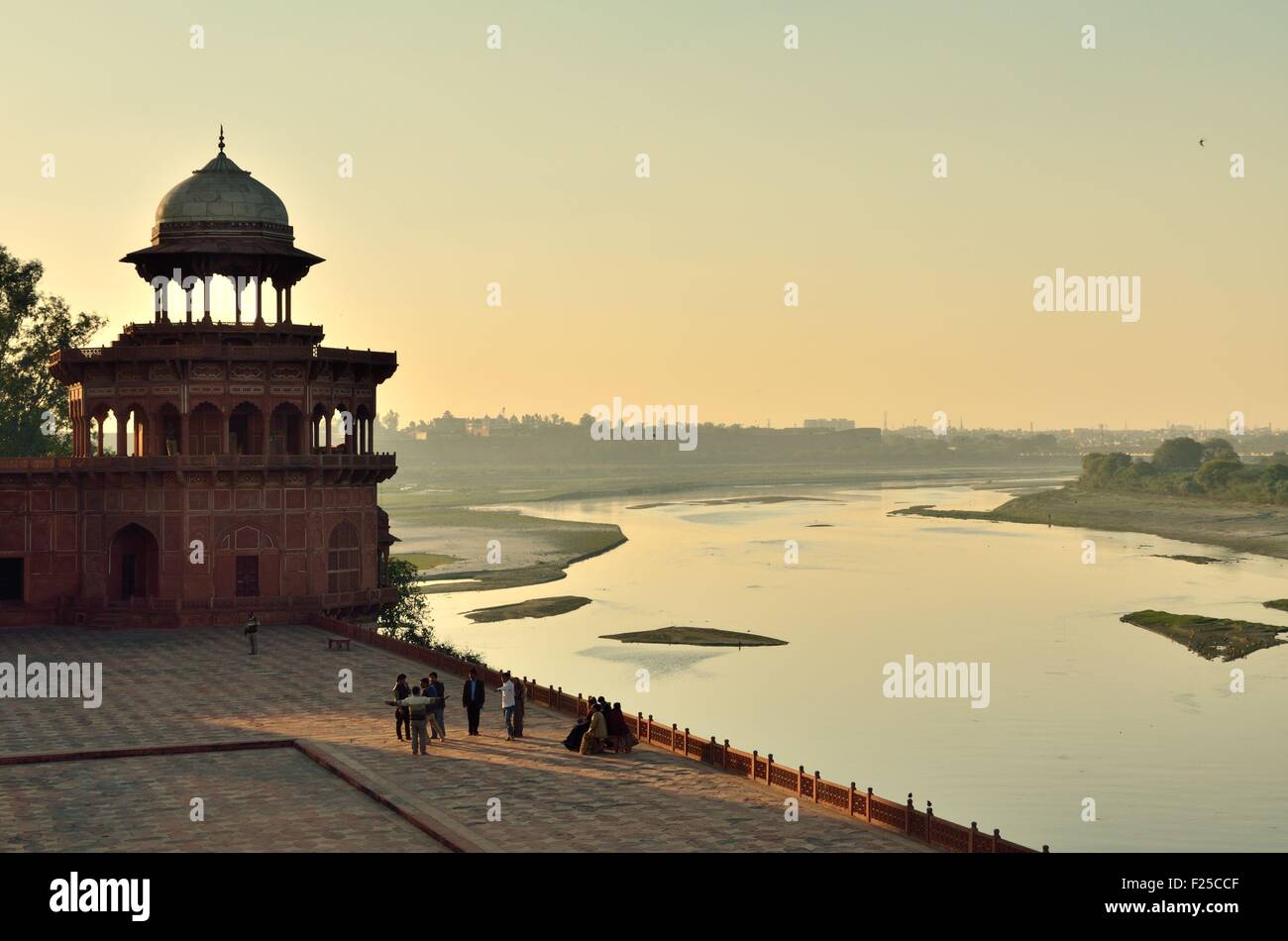 India, nello Stato di Uttar Pradesh, Agra il Taj Mahal sito, elencato come patrimonio mondiale dall'UNESCO, la moschea al di sopra del fiume Jamuna Foto Stock