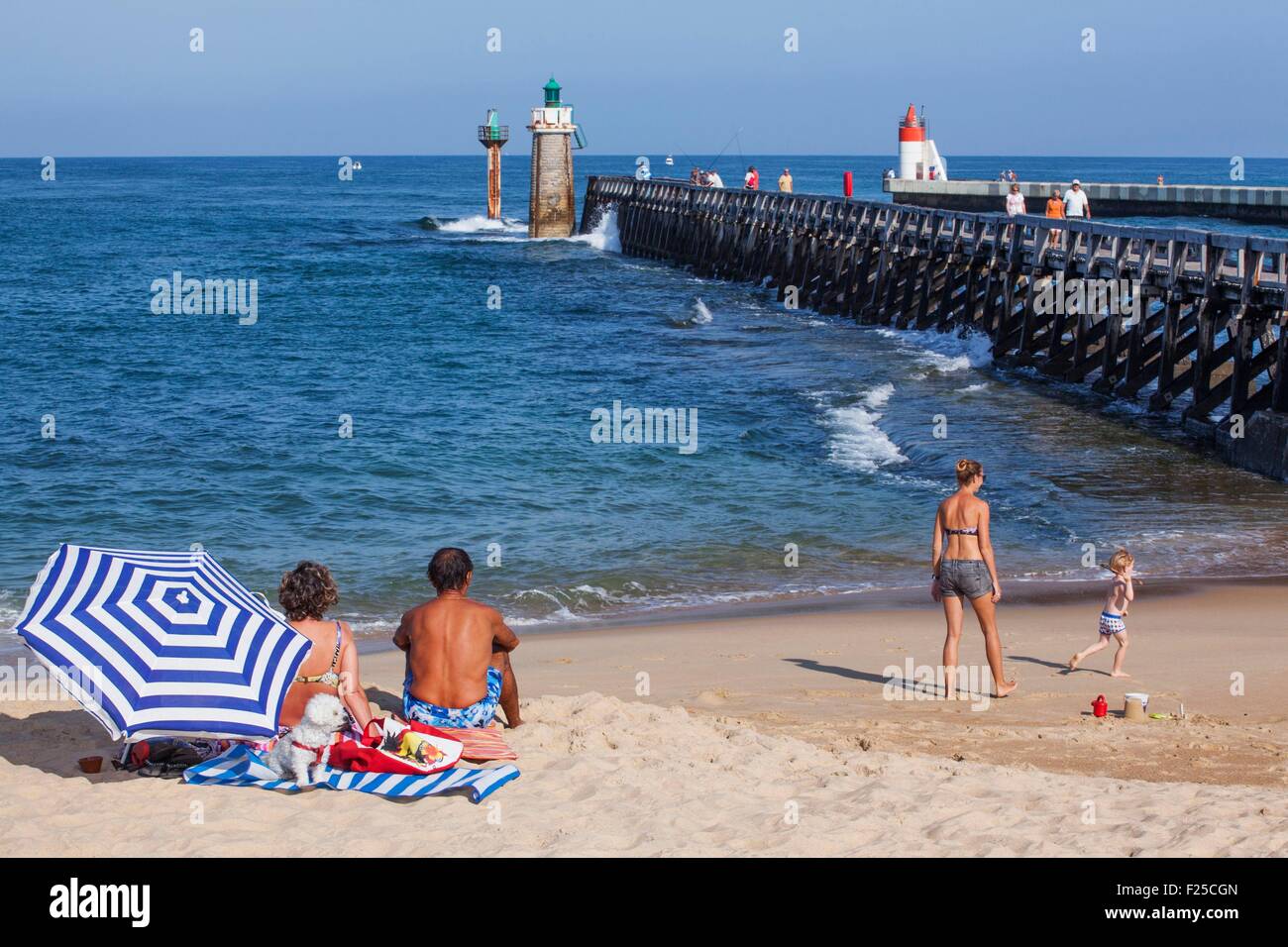 Francia, Landes, Golfo di Biscaglia, Capbreton, Hossegor Pier, il molo del porto di Capbreton Foto Stock