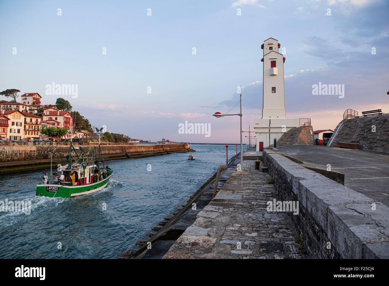 Francia, Pirenei Atlantiques, Paese Basco, Saint Jean de Luz, il faro, pesce imbarcazione che lascia il porto Foto Stock