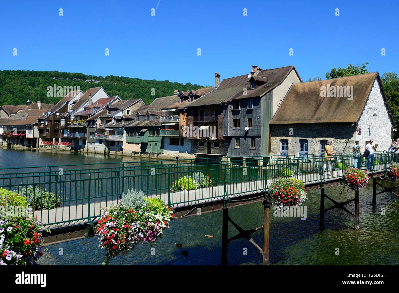 Francia, Doubs, Ornans, fiume Loue, bridge e case su palafitte Foto Stock