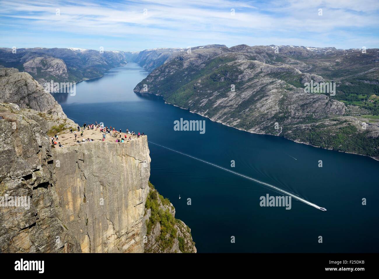 Norvegia, Rogaland, Lysefjord, Prekestolen (il pulpito Rock) 600m sopra il fiordo Foto Stock