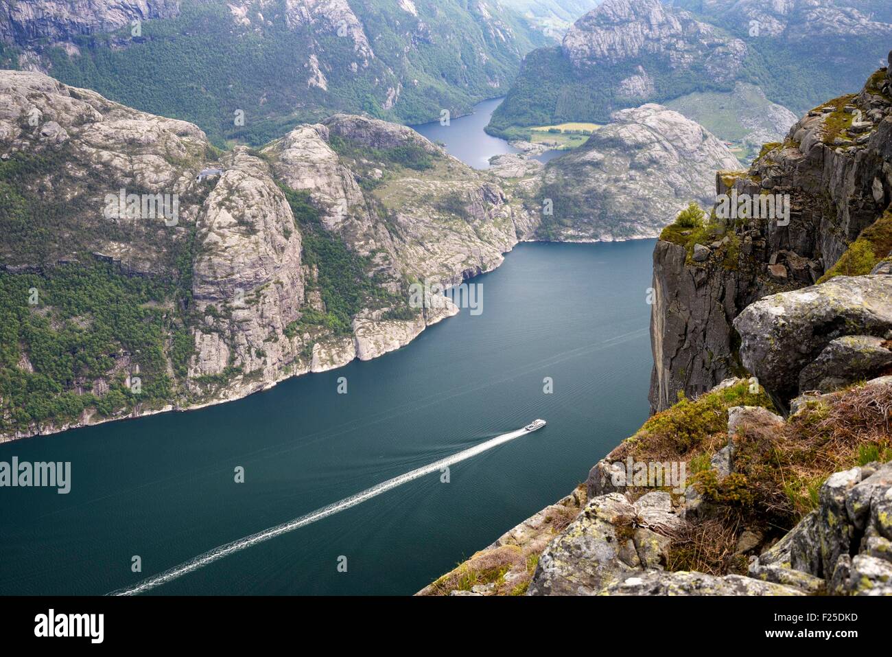 Norvegia, Rogaland, Lysefjord, in barca nel fiordo Foto Stock