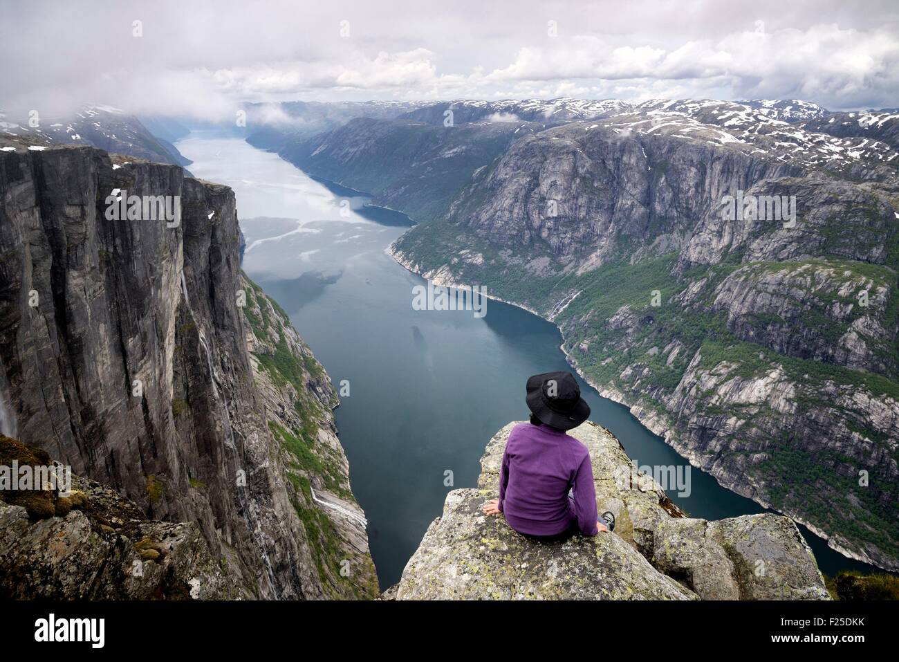 Norvegia, Rogaland, Lysefjord, Kjerag (Kiragg), escursionista guardare il fiordo 1000m sotto (sig. Dawa OK) Foto Stock