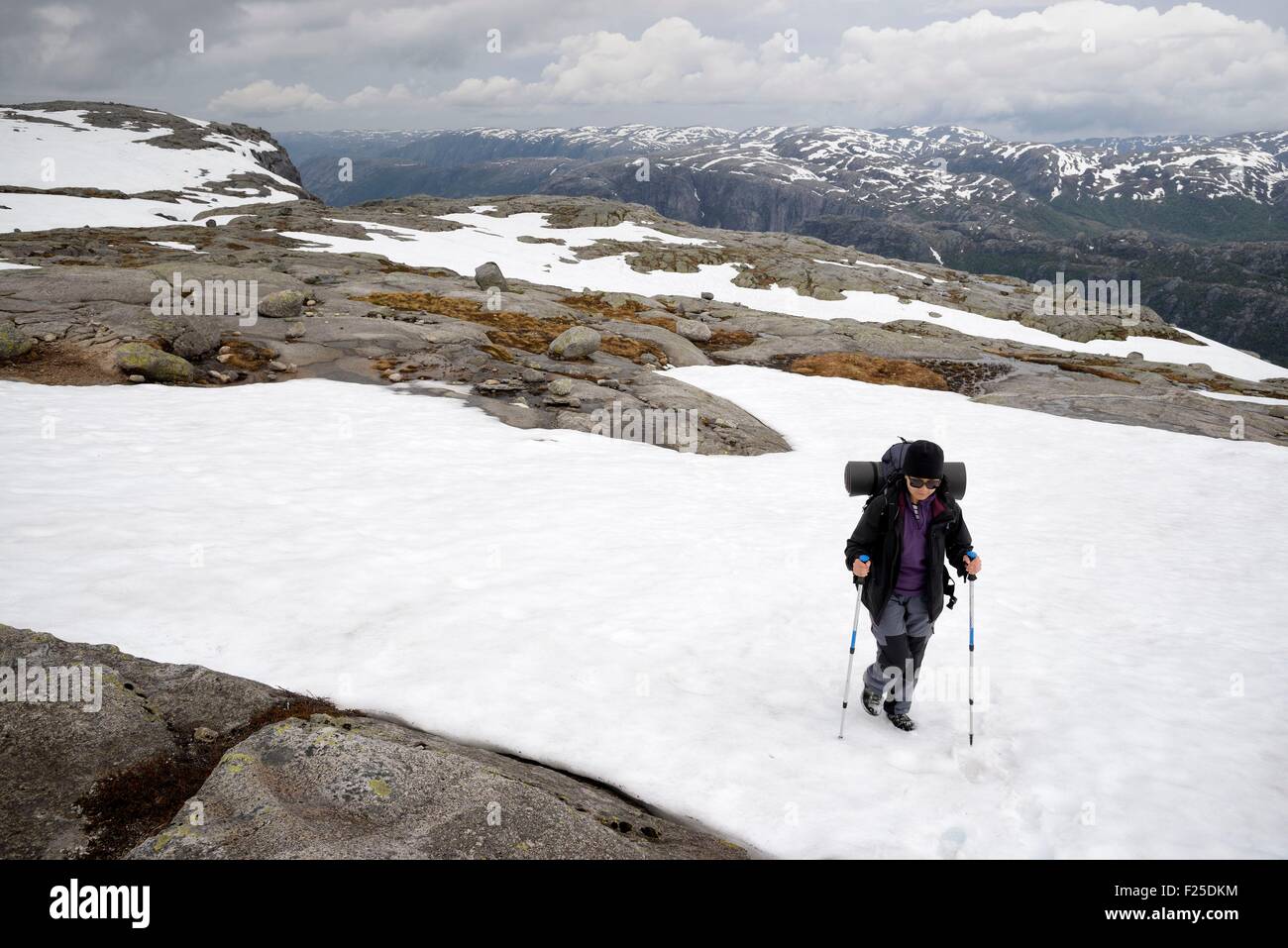 Norvegia, Rogaland, Lysefjord, Kjerag (Kiragg), escursionista sul sentiero andando a Kjeragbolten, ancora un po' di neve alla fine di giugno (sig. Dawa OK) Foto Stock