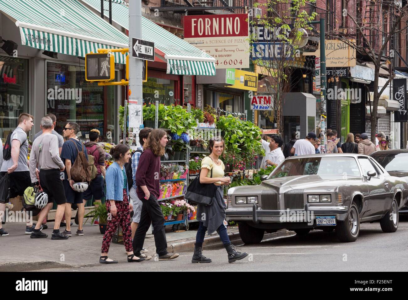 Stati Uniti, New York, Brooklyn, quartiere di Williamsburg, Bedford Avenue, l'atmosfera e la vecchia vettura americana Foto Stock