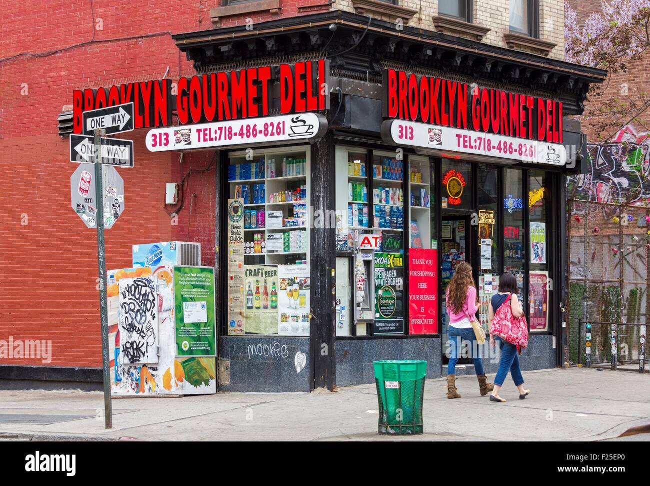 Stati Uniti, New York, Brooklyn, quartiere di Williamsburg, Bedford Avenue Deli negozio di generi alimentari Foto Stock