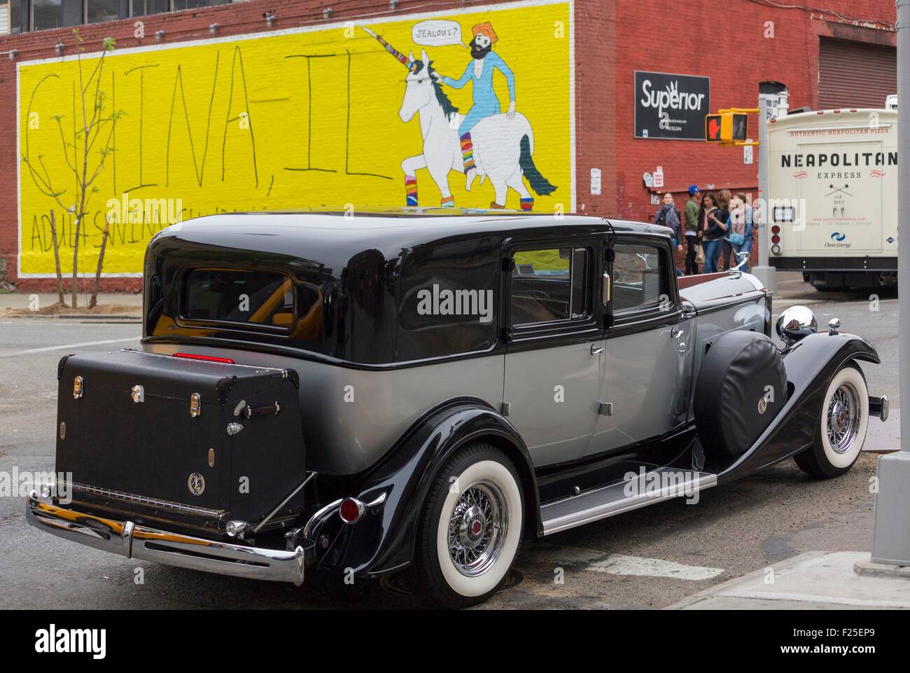 Stati Uniti, New York, Brooklyn, quartiere di Williamsburg murale e vecchia auto di fronte all'Hotel Wythe Foto Stock
