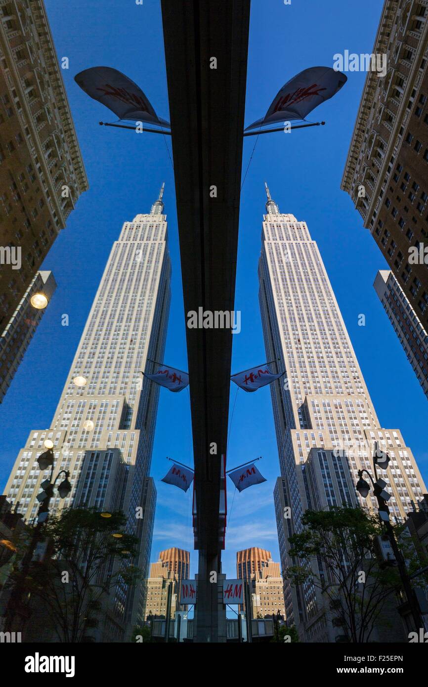 Stati Uniti, New York, l'Empire State building e la riflessione in una finestra (foto senza effetti speciali) Foto Stock