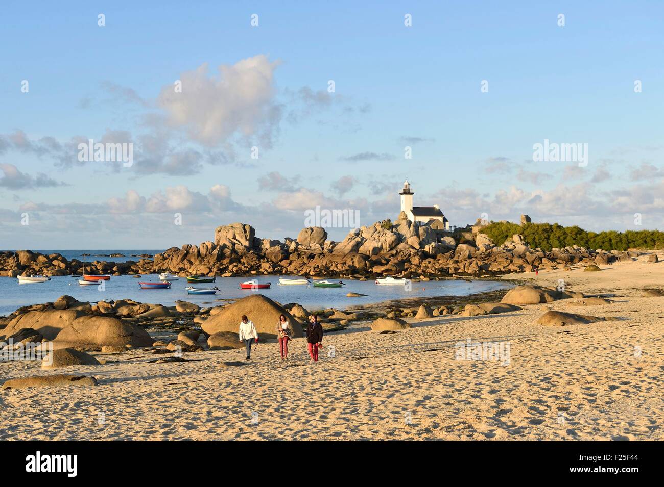 Francia, Finisterre, Brignogan Plages, Pointe de Beg Pol, Portusval faro Foto Stock