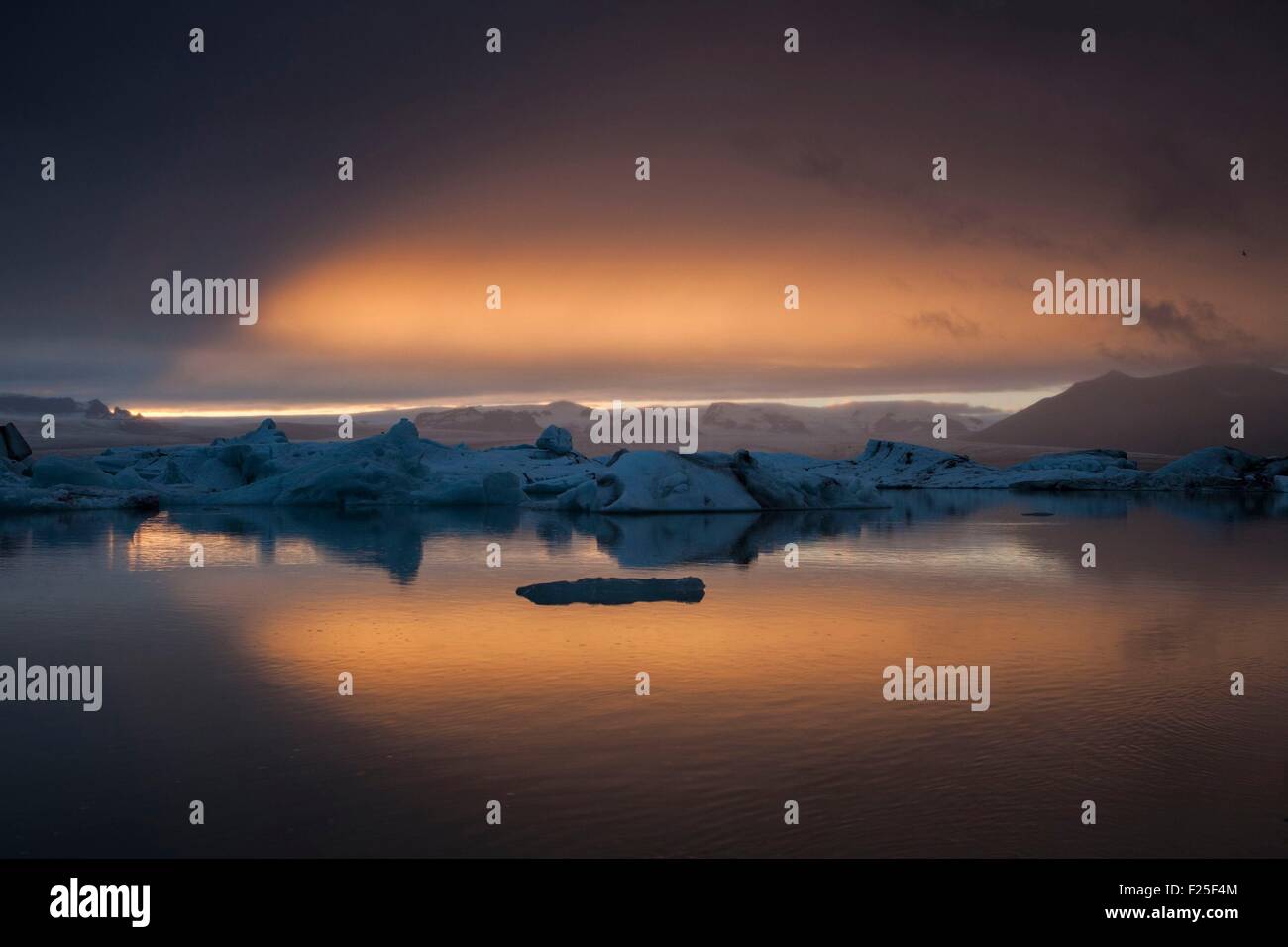 L'Islanda, Jokulsarlon, Iceberg sul lago glaciale al tramonto Foto Stock