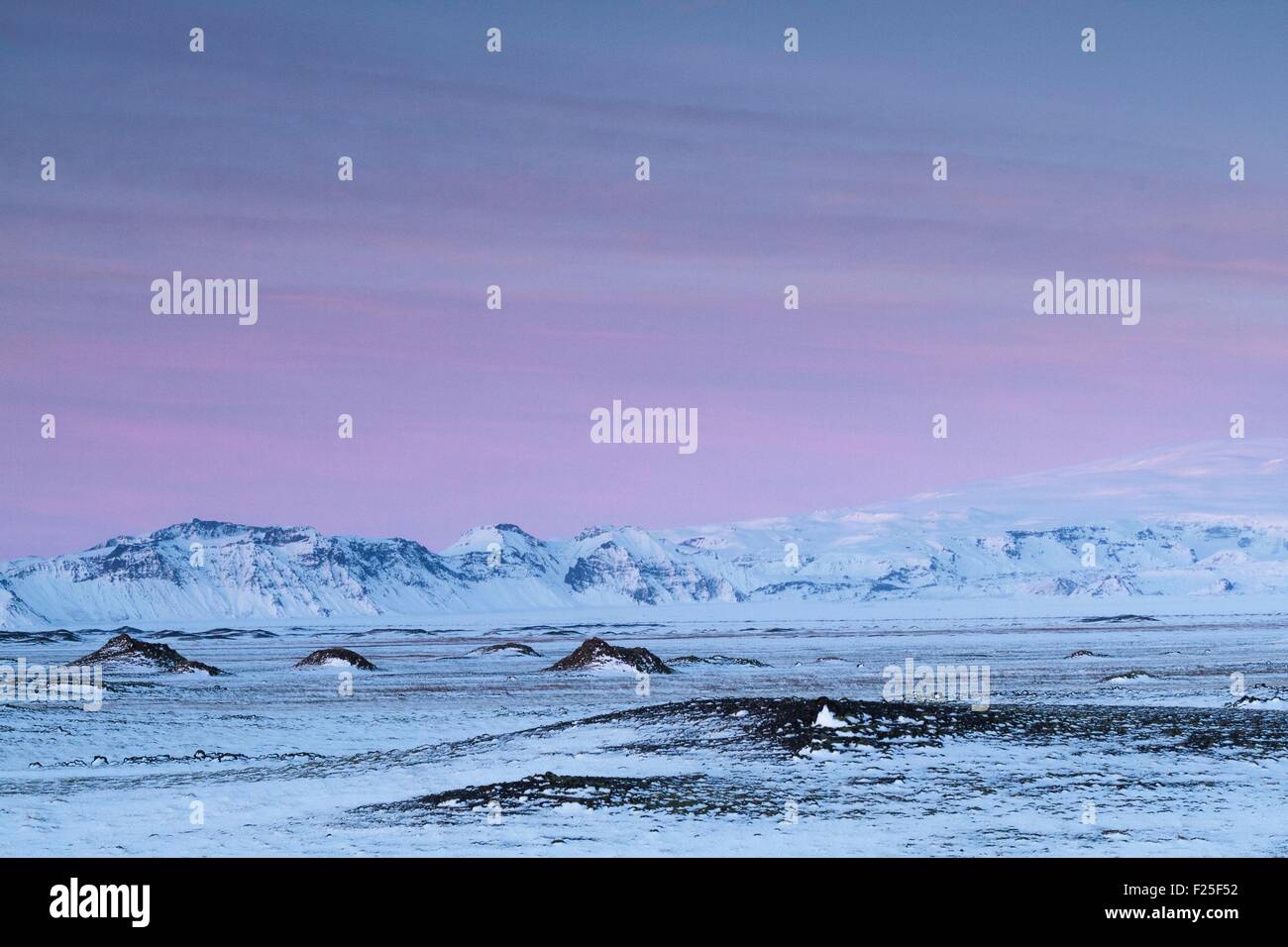 L'Islanda, South Coast, Myrdalssandur, terra del sud dell'Islanda sotto il ghiaccio a sunrise Foto Stock