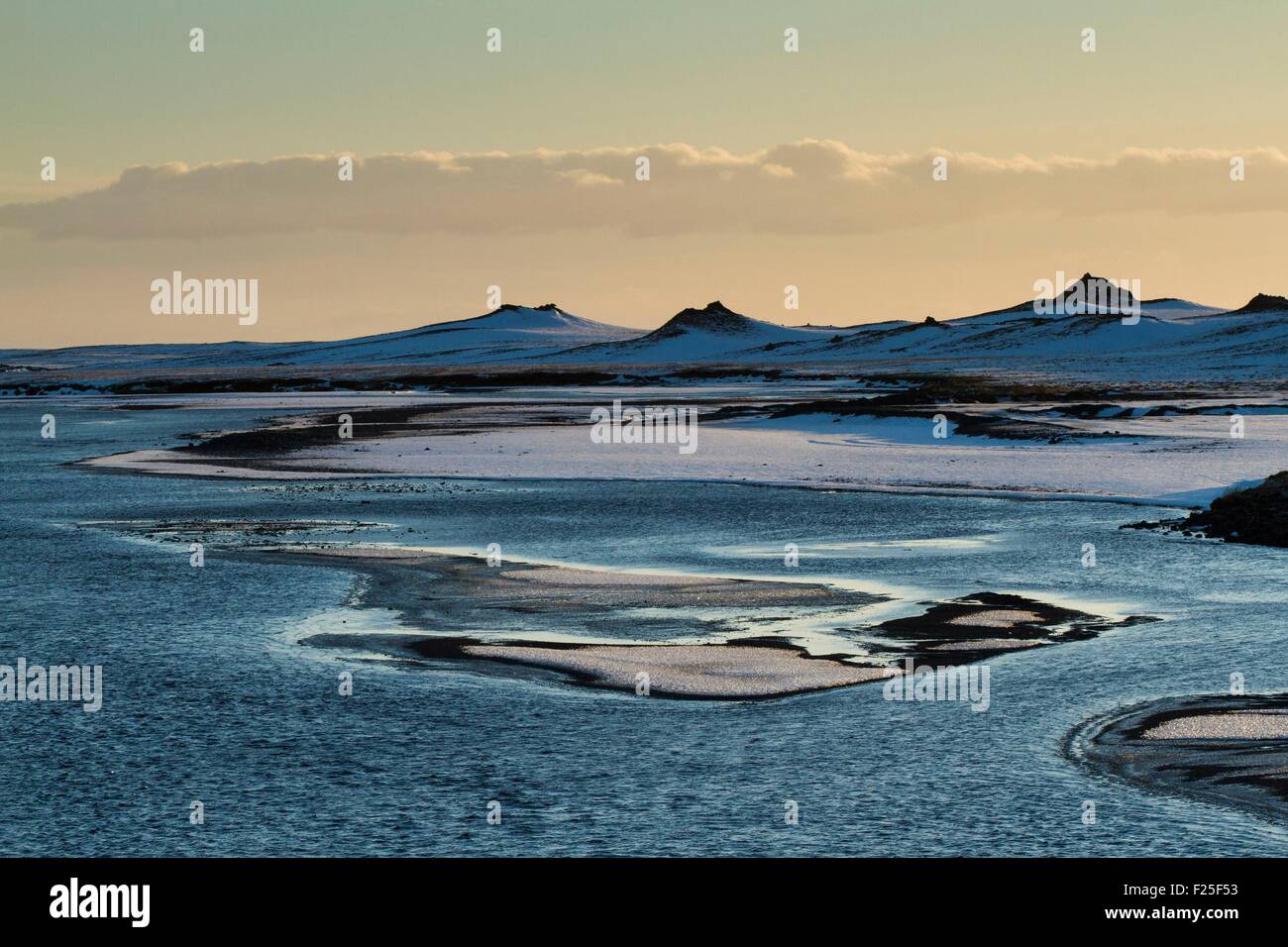 L'Islanda, South Coast, Myrdalssandur, riflessi sull'acqua attraverso il nero pianure di sabbia Myrdalssandur, Sunrise Foto Stock
