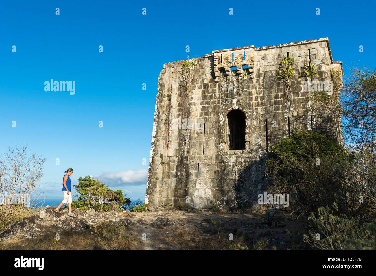 Francia, Guadalupa (Indie occidentali francesi), Les Saintes arcipelago, Terre de Haut, torre di guardia in cima alla Chameau, punto più alto (307 m) dell'isola Foto Stock