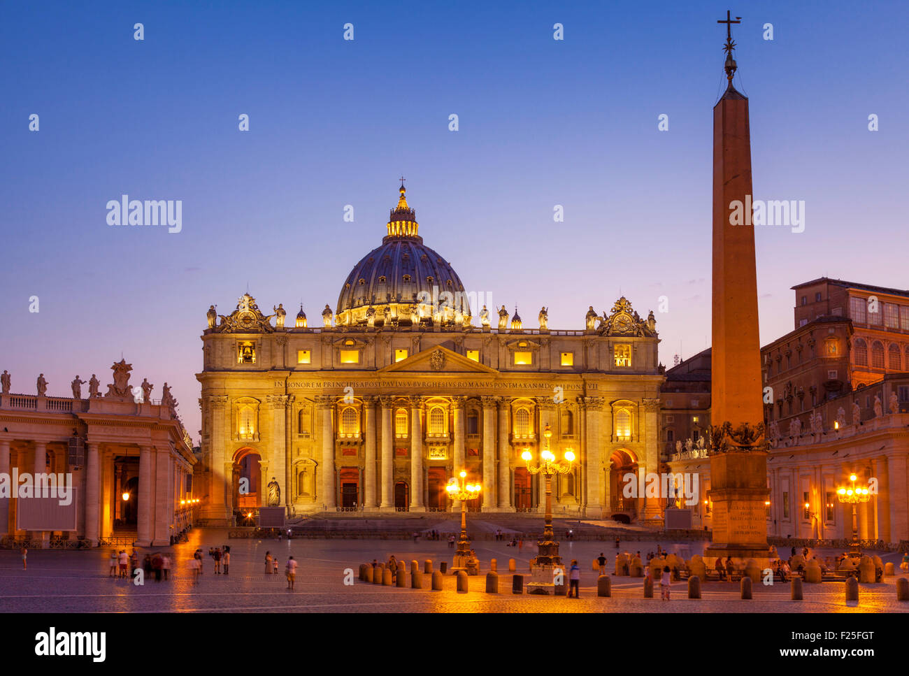 Piazza San Pietro e la Basilica di San Pietro Città del Vaticano di notte Roma Roma Lazio Italia Europa UE Foto Stock