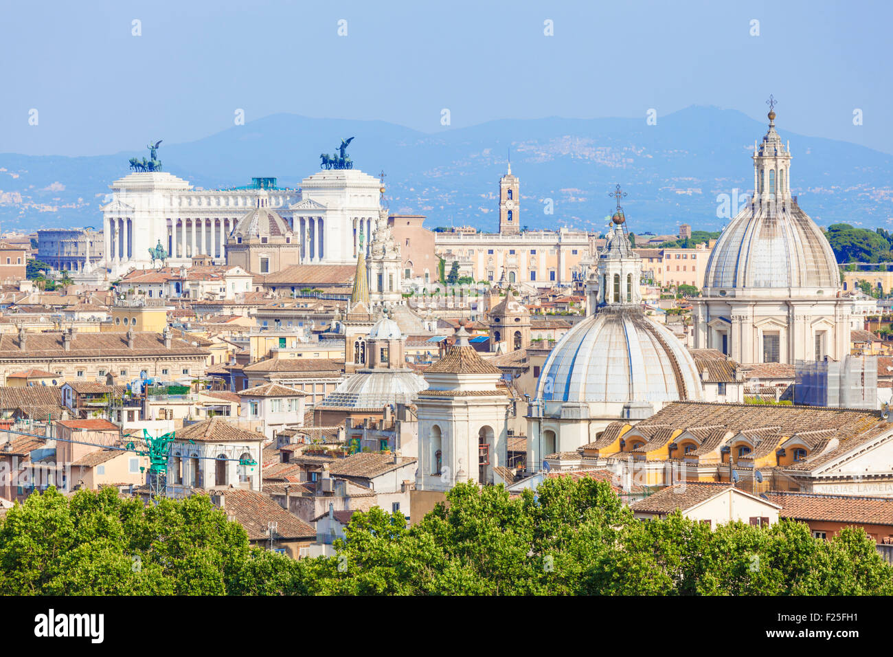 Vista delle chiese e delle cupole della skyline di Roma che mostra Vittorio Emanuele II monumento nella distanza Roma Italy Roma EU Europe Foto Stock