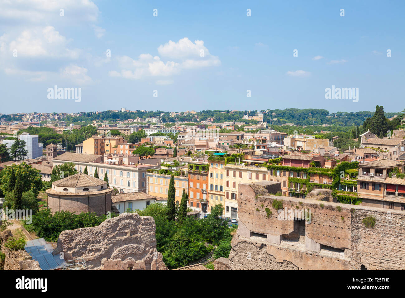 Urban Skyline di Roma dal Palatino Via di San Teodoro Roma Italia roma lazio italia Europa UE Foto Stock
