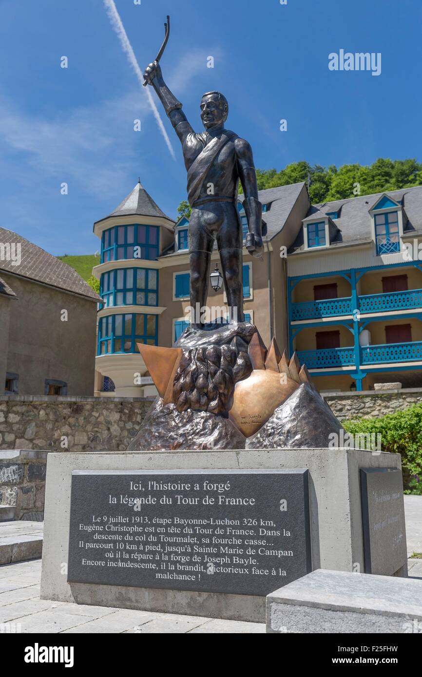 Francia, Hautes Pirenei Campan, Sainte Marie de Campan, monumentale di bronzo in onore del pilota del Tour de France Eugene Christophe, dall'artista Yves Lacoste Foto Stock
