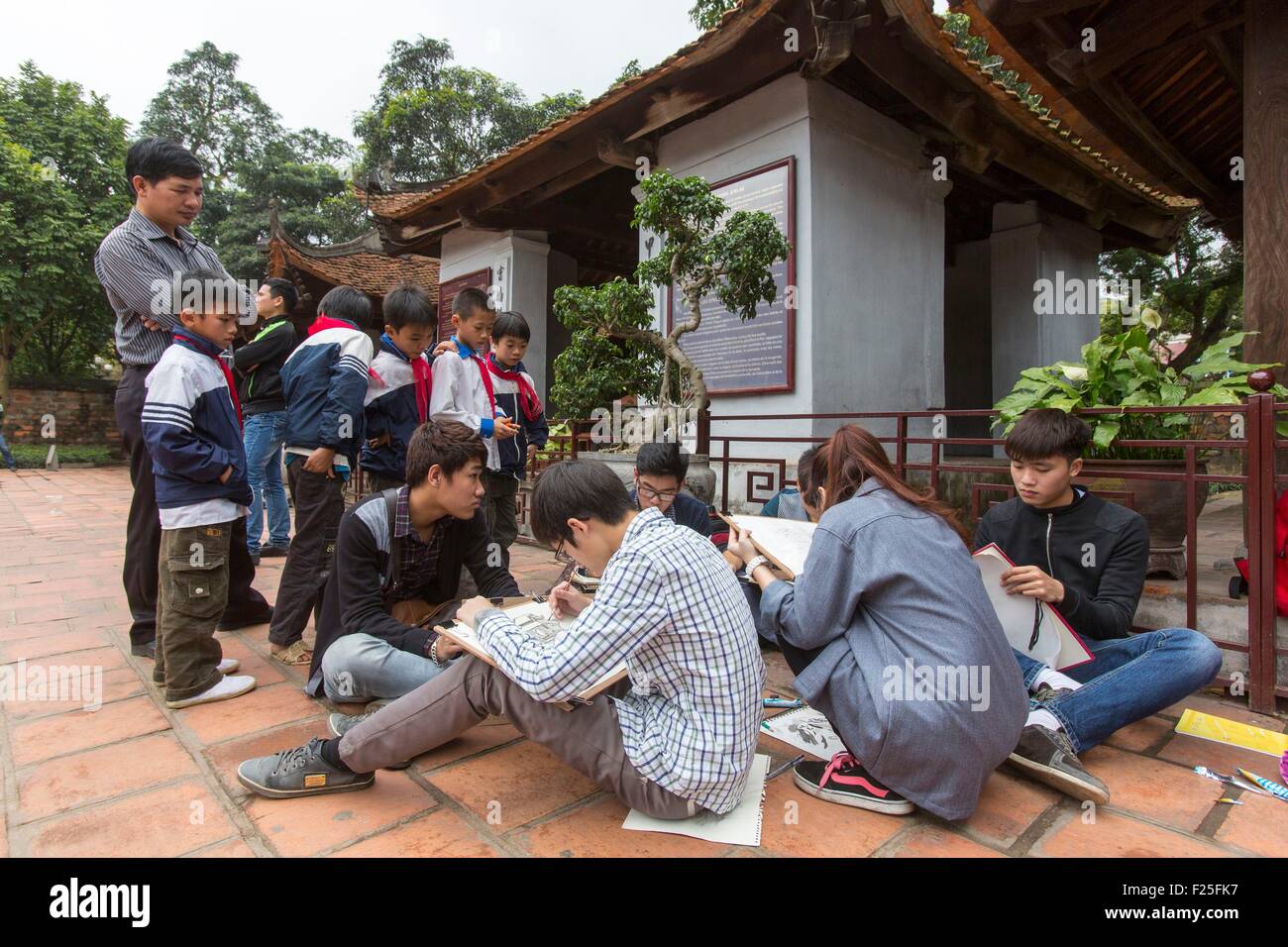 Il Vietnam, Hanoi, studenti della scuola superiore in Il Tempio della Letteratura Foto Stock