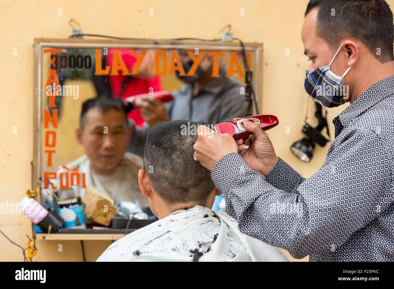 Il Vietnam, Hanoi, haidresser nella città vecchia Foto Stock