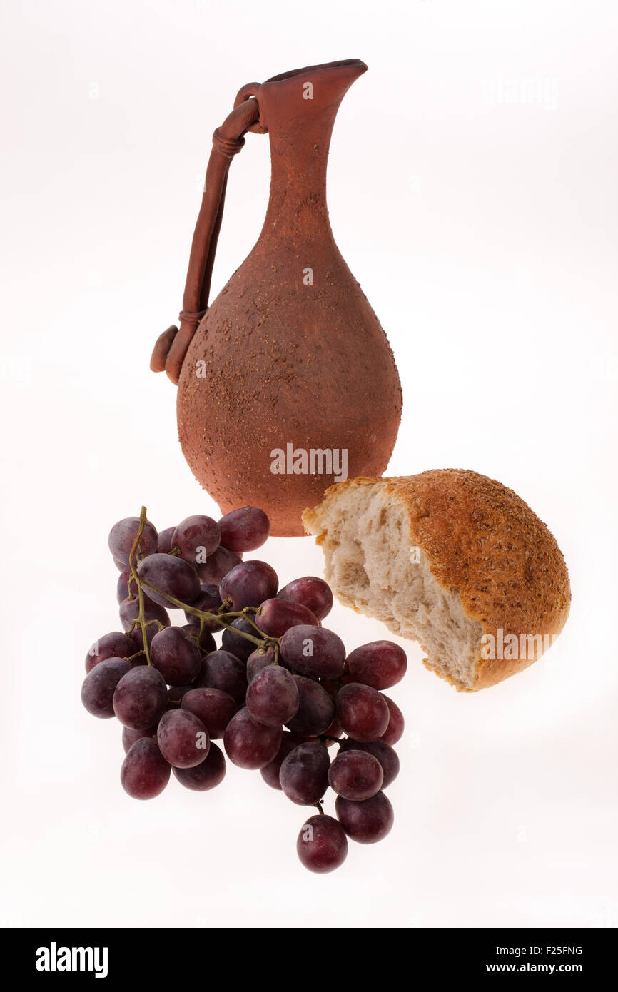 Natura morta con uva e vaso di ceramica su sfondo isolato Foto Stock