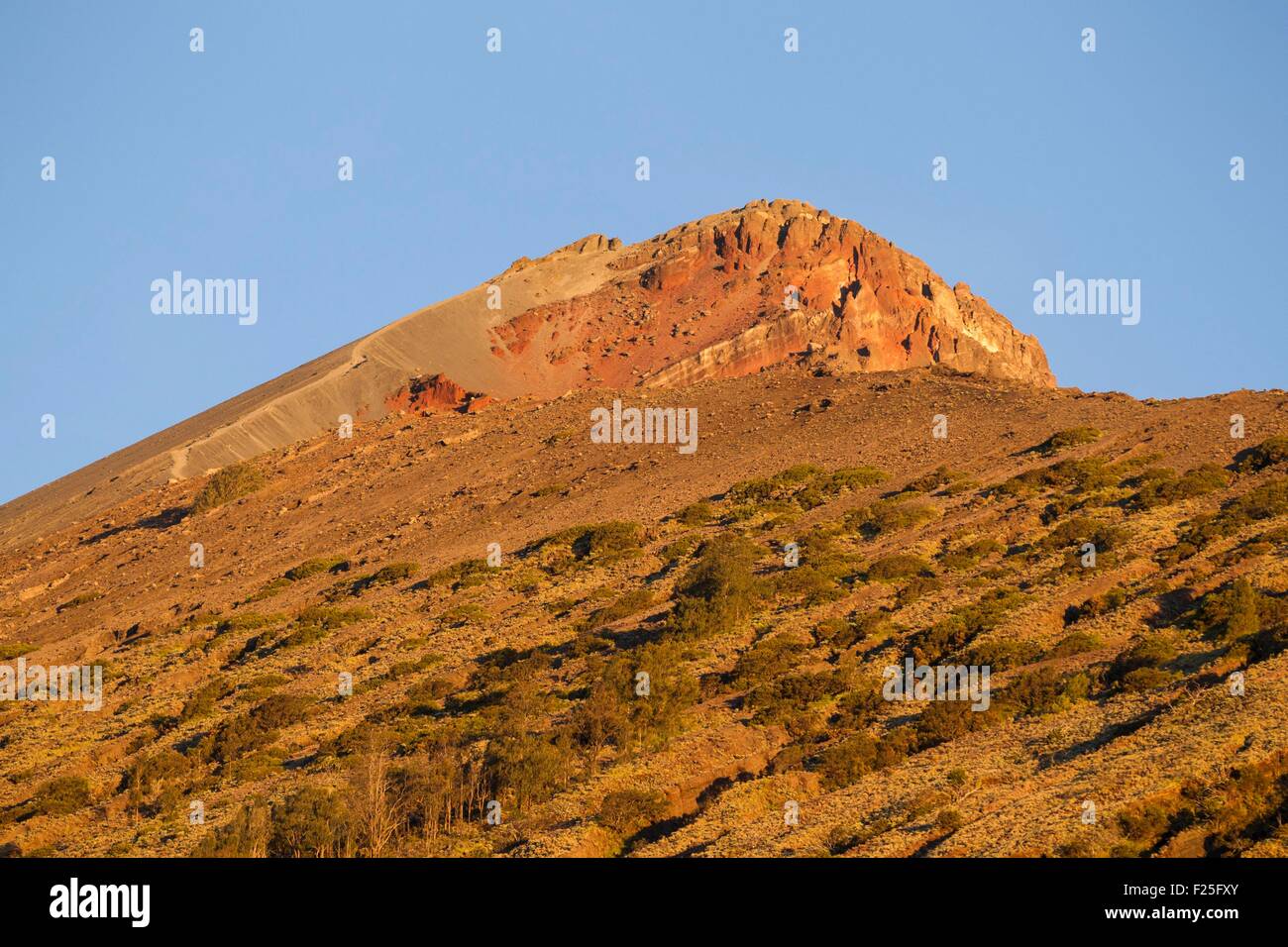 Indonesia, isole Sunda, Lombok, Gunung Rinjani National Park, Rinjani sommità del vulcano (3726m) dal campo base Foto Stock