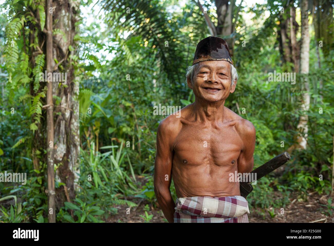 Indonesia, isole Sunda, Lombok, Sesaot, palm collettore zucchero uomo vecchio ritratto Foto Stock