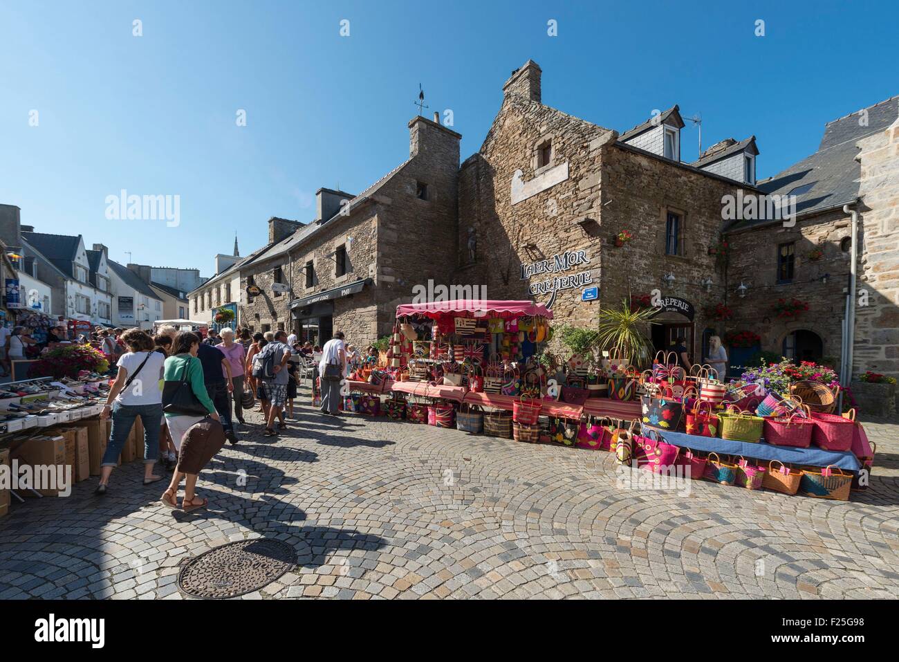 Francia, Finisterre, Le Conquet, il market street Poncelin Foto Stock