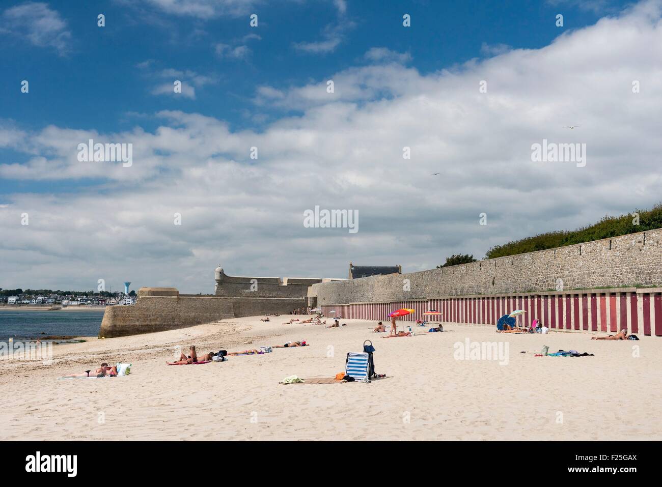 Francia, Morbihan, Port Louis, le pareti e la spiaggia Foto Stock