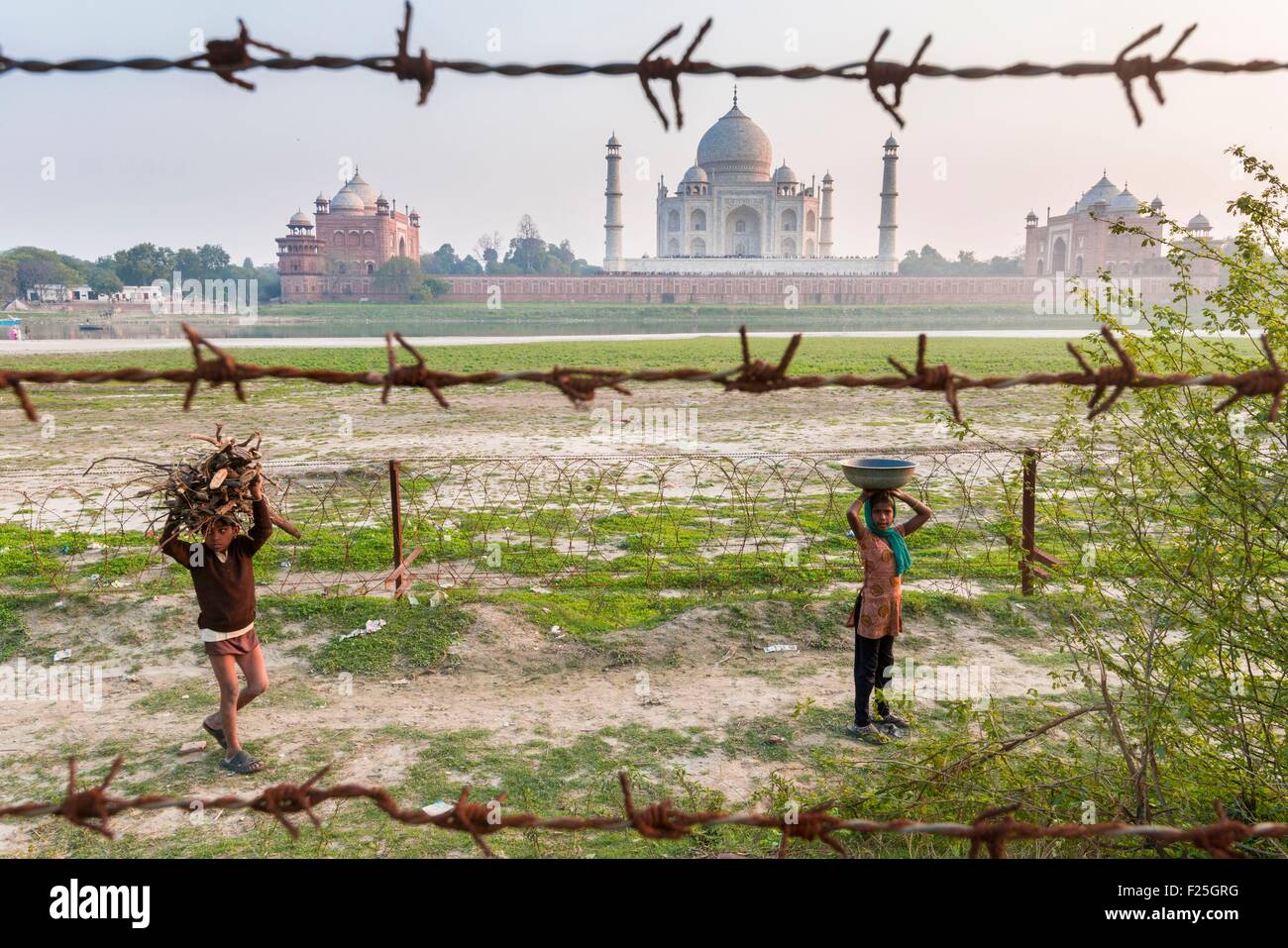India, nello stato di Uttar Pradesh, Agra, bambini torna dai campi e passando davanti al Taj Mahal Foto Stock
